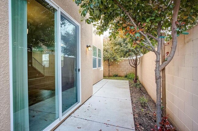 Building Photo - 1504 N Vanguard Way