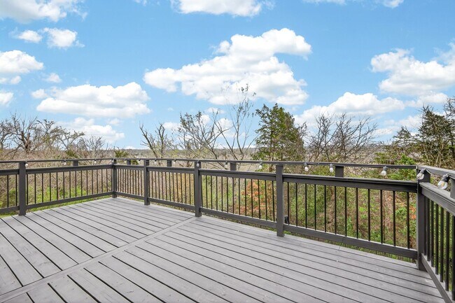 Building Photo - Beautiful 6BR Executive Brentwood Home with Pool