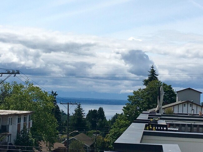Building Photo - Stunning Town Home with Views of the Sound!