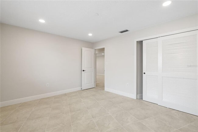 Building Photo - 5008 S Shore Dr