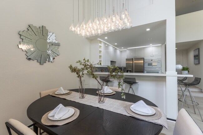 Building Photo - 1007 S Catalina Ave