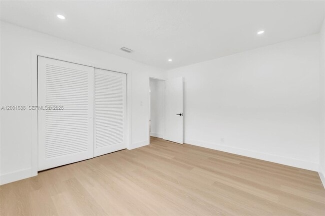 Building Photo - 1611 NE 50th Ct