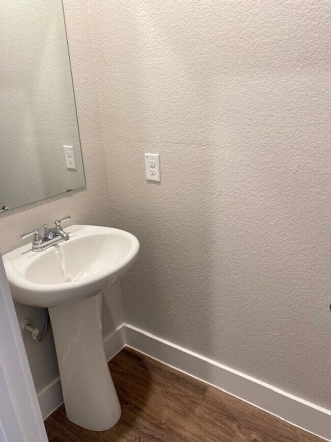 Building Photo - Large Townhome on corner lot