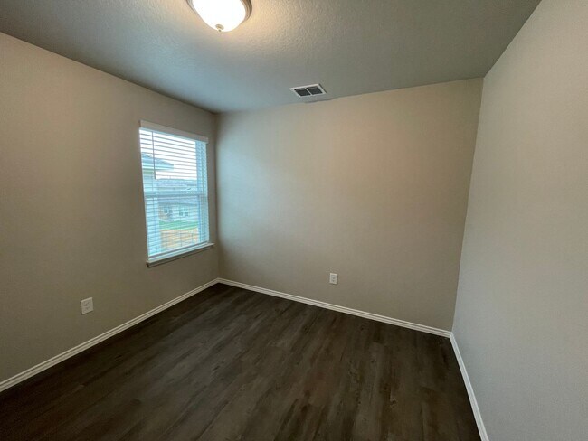 Building Photo - PRELEASING NOW!! Three Bedroom | Two Bathroom Home in Scott's Hollow