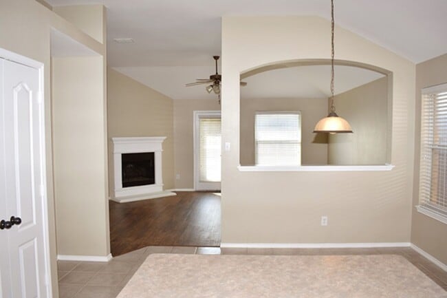 Building Photo - Beautiful 3-2-2 in desirable area of Fort ...