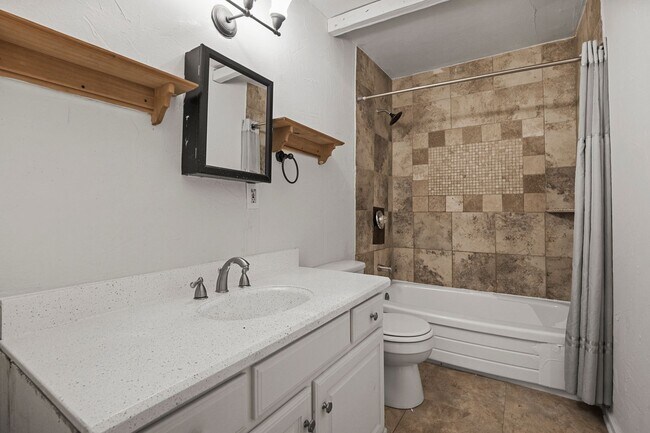 Building Photo - Welcome to your newly updated 2 bedroom, 1 bath home!