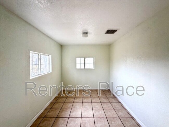 Building Photo - 1231 N Boston Pl