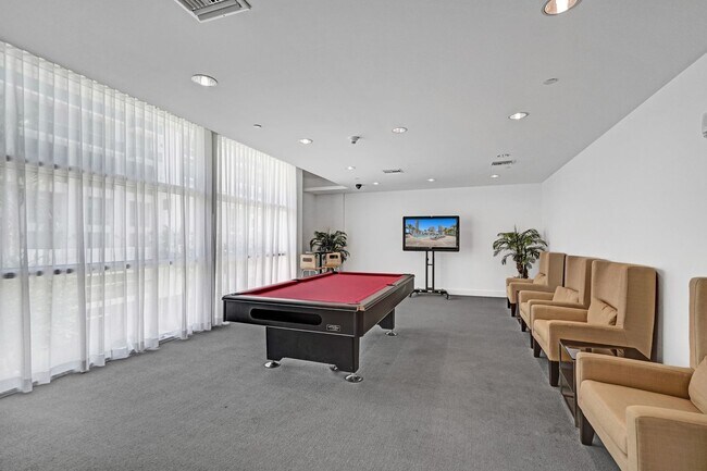 Building Photo - 1 bedroom and 1 bath condo located east side of Biscayne Blvd Miami Florida