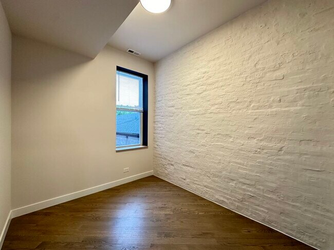 Building Photo - 841 N Mozart St
