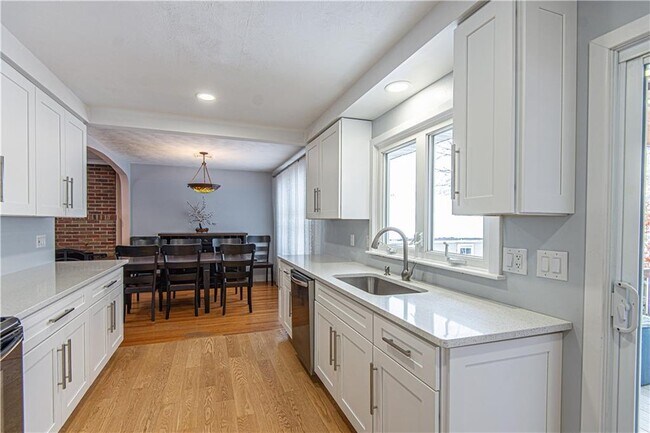 Building Photo - 25 Weeks St