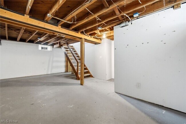 Building Photo - 4068 E 155th St
