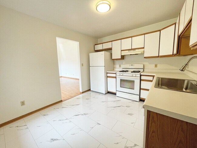 Building Photo - 150-154 Meadows Cir