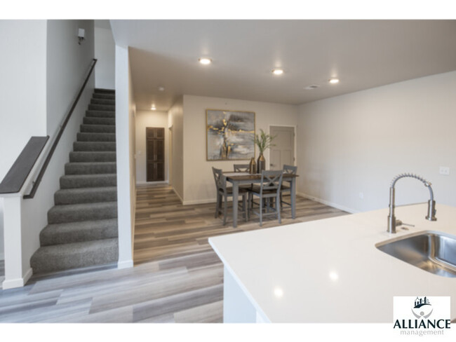Building Photo - Howard Lofts - 3 bedroom with lofted 3rd b...