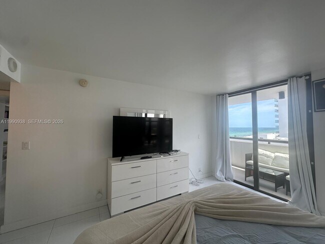 Building Photo - 2555 Collins Ave