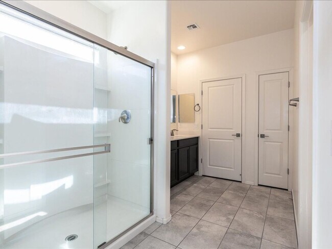 Building Photo - Modern Comfort Meets Community Living – 3 Bed, 2 Bath Beauty with Resort-Style Amenities!