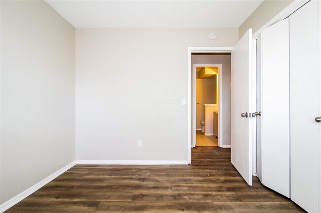 Building Photo - 1004 Cambridge Dr