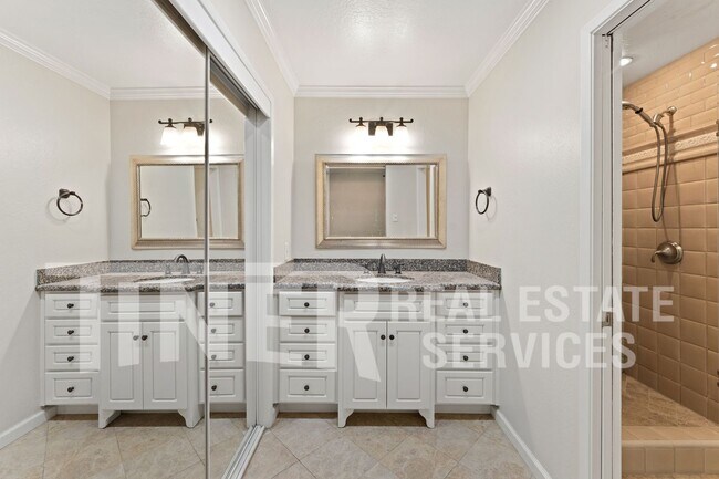 Building Photo - 8 Saratoga Cir