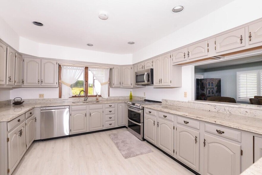 Building Photo - 3001 Conifer Dr