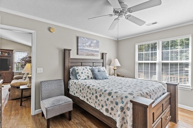 Building Photo - PERFECT "WORK FROM HOME" LOCATION FOR JAN-MAY of 2026