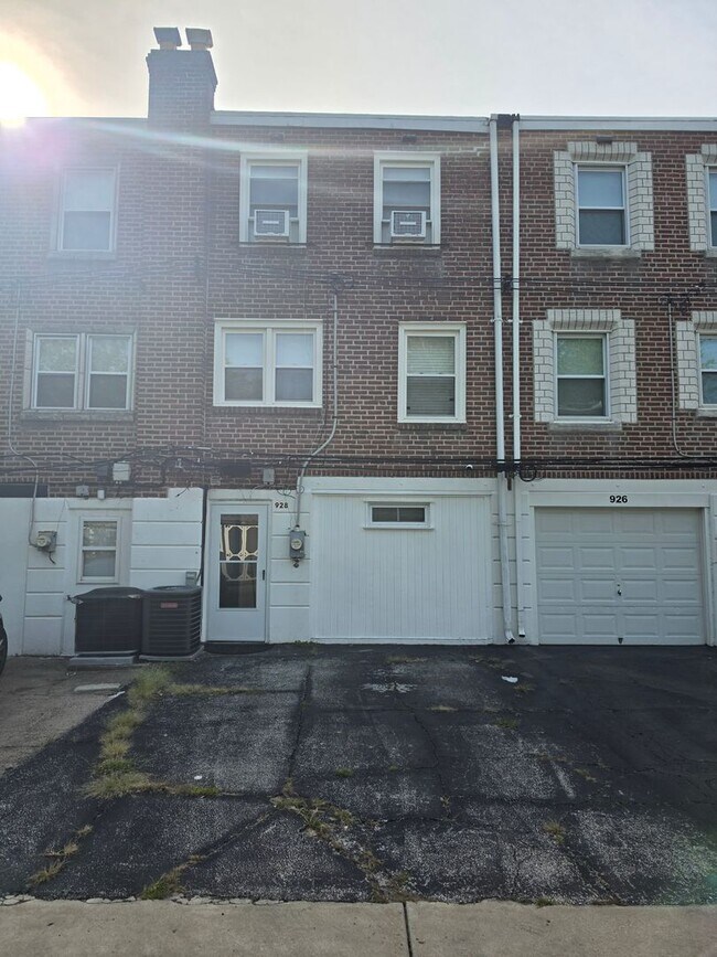 Building Photo - 928 Maple Ave