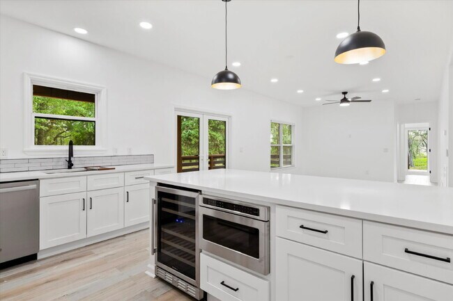 Building Photo - "Spacious 4-Bed Oasis with Guest Suite on Johns Island - Your Dream Home Awaits!"