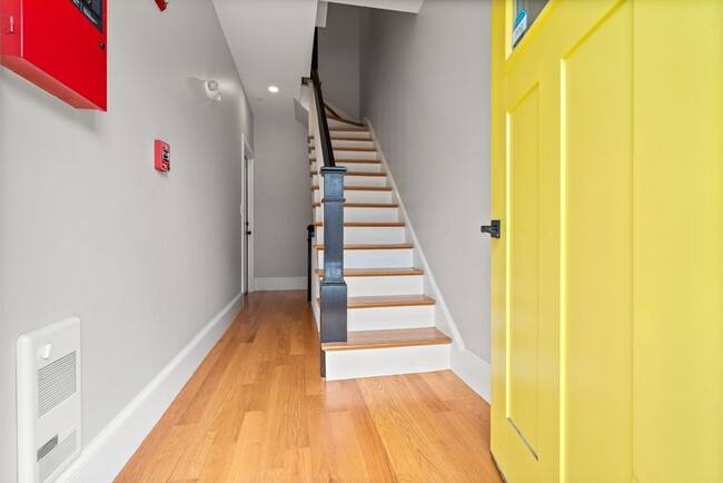 Building Photo - 174 W Seventh St