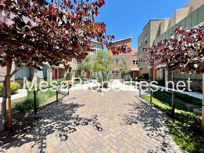 Building Photo - 8870 Camphor Ave