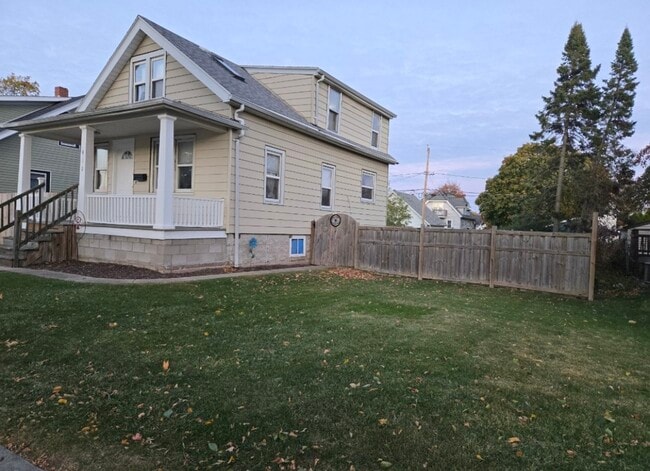 Building Photo - 412 S 73rd St