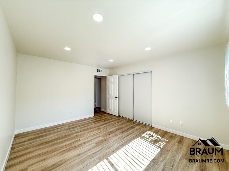 Building Photo - 15000 Burbank Blvd