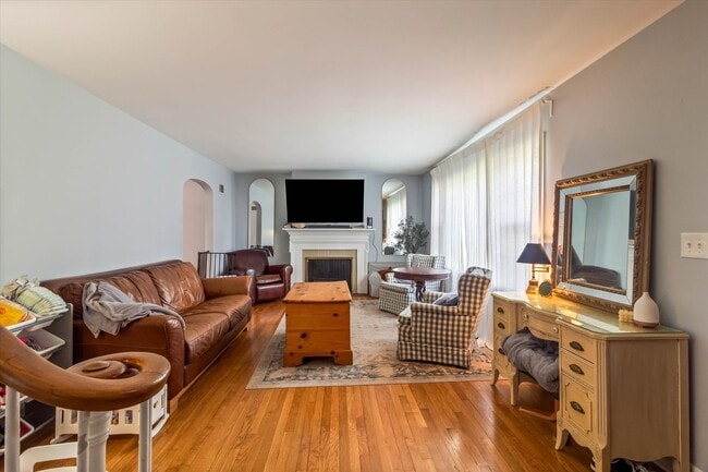 Building Photo - 745 Greenview Pl