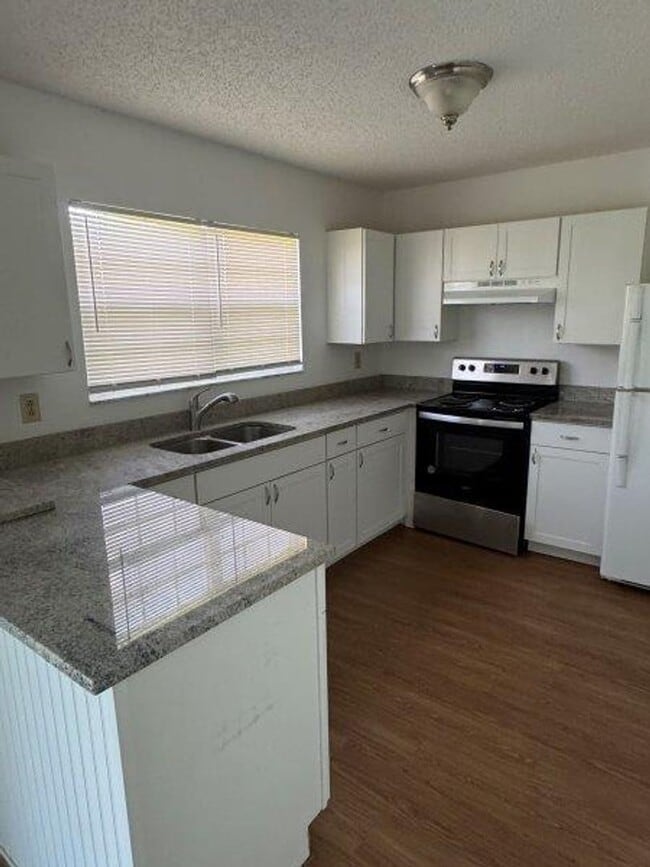 Building Photo - Cute as a button home with high ceilings a...