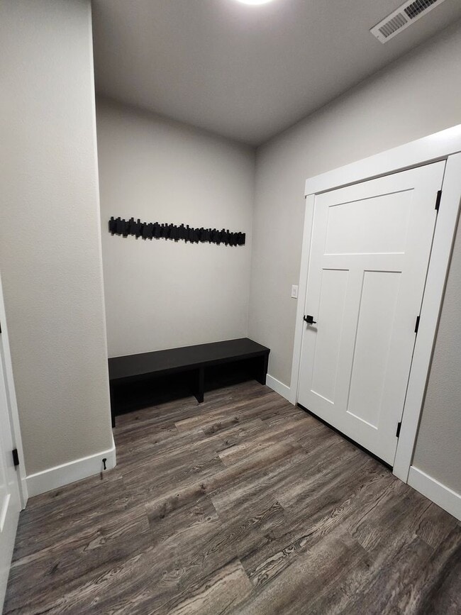 Building Photo - Elegant 4 Bed, 2 Ba Home - MANY Upgrades &...
