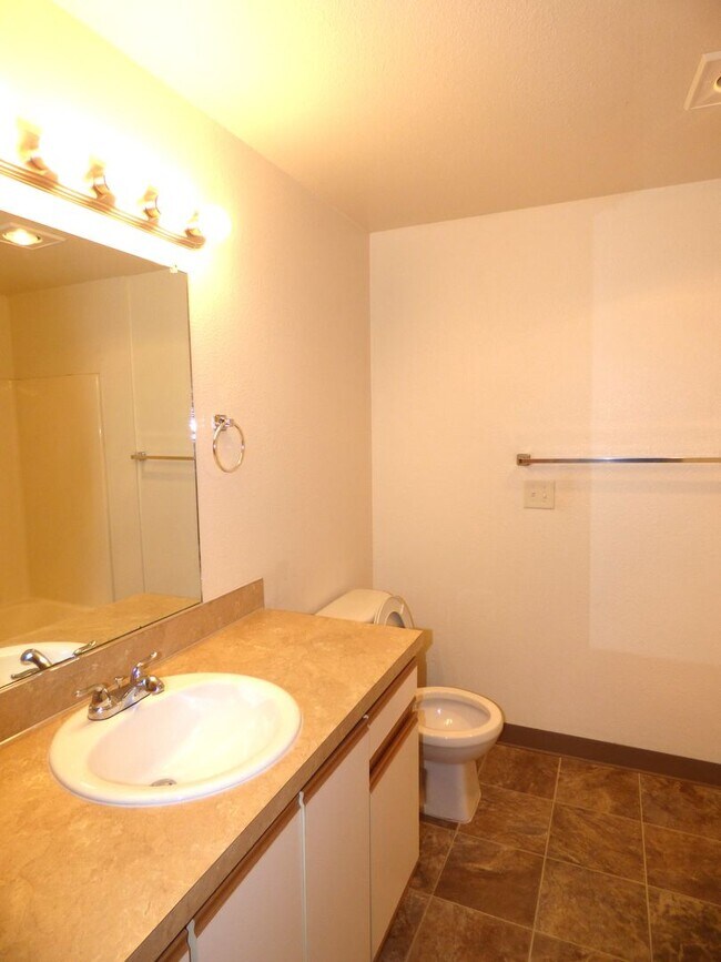 Building Photo - Rent Special: FREE First Full Month's Rent - 2 Bedroom 1 Bath Unit NE Salem!