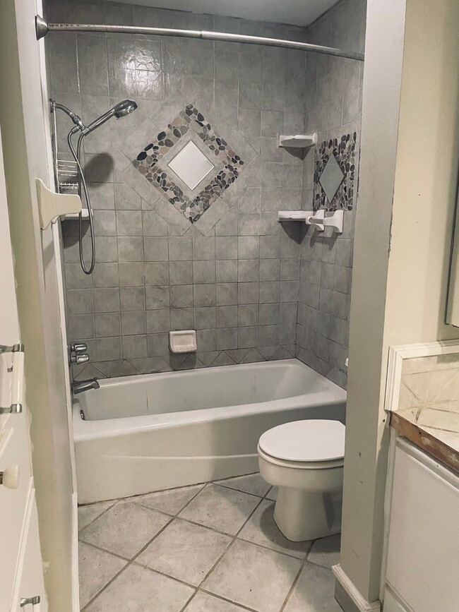 Building Photo - 2 Bed / 1 Bath