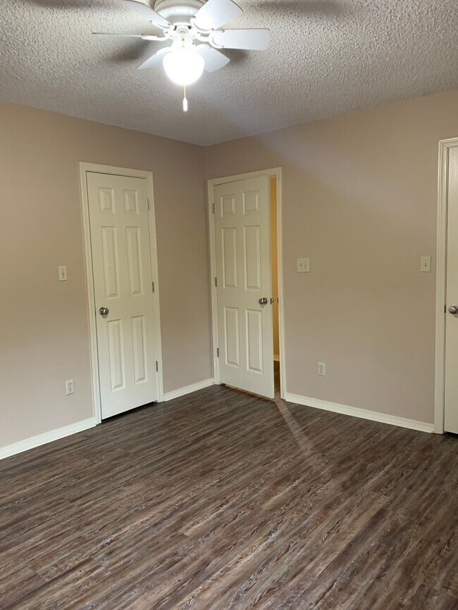 Building Photo - 507 Valley Dr