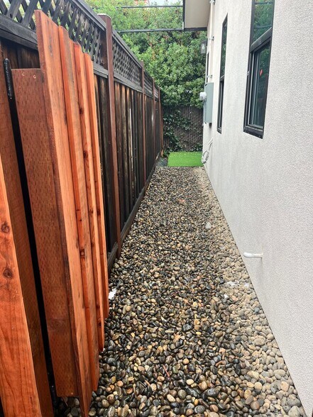 side yard - 994 Helen Ave