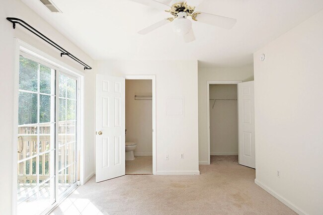 Building Photo - Pet-Friendly End-Unit Ridgecrest Townhome