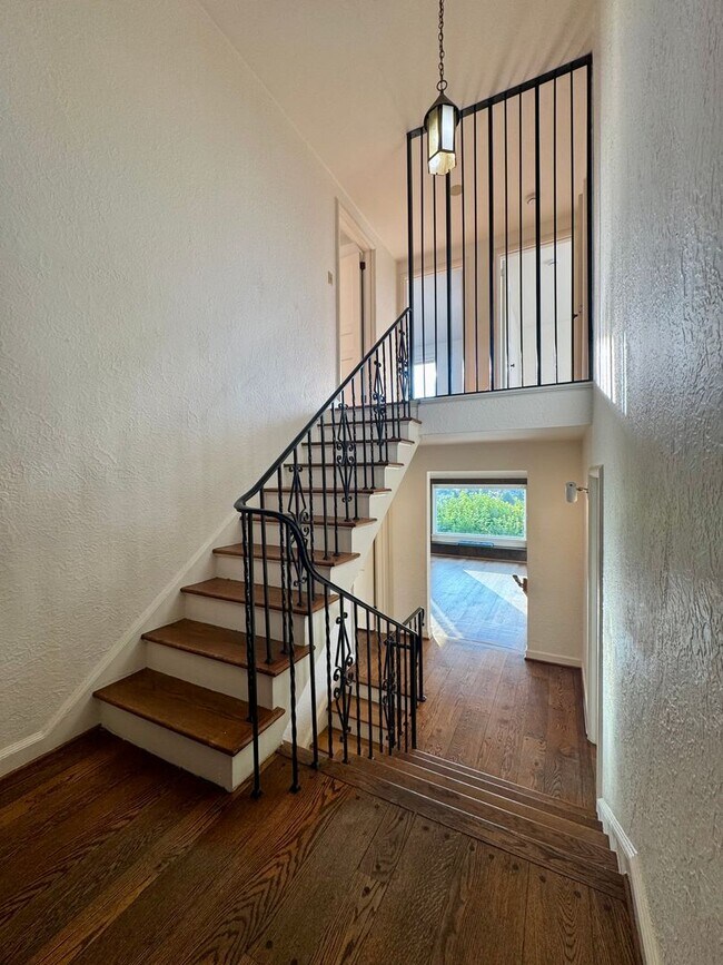 Building Photo - Hawthorne Hills Home