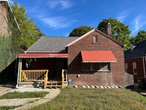 Building Photo - 160 Roslyn Dr