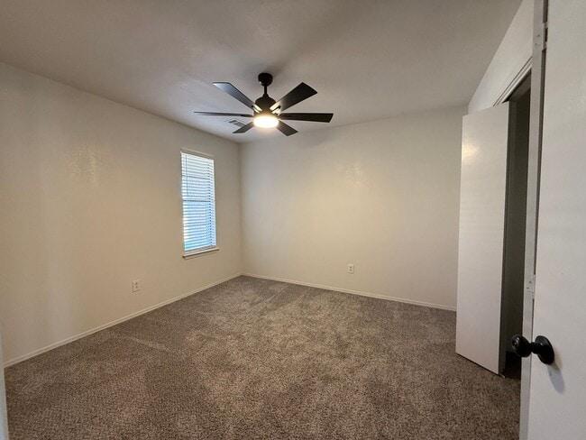 Building Photo - Updated Beauty 3/2