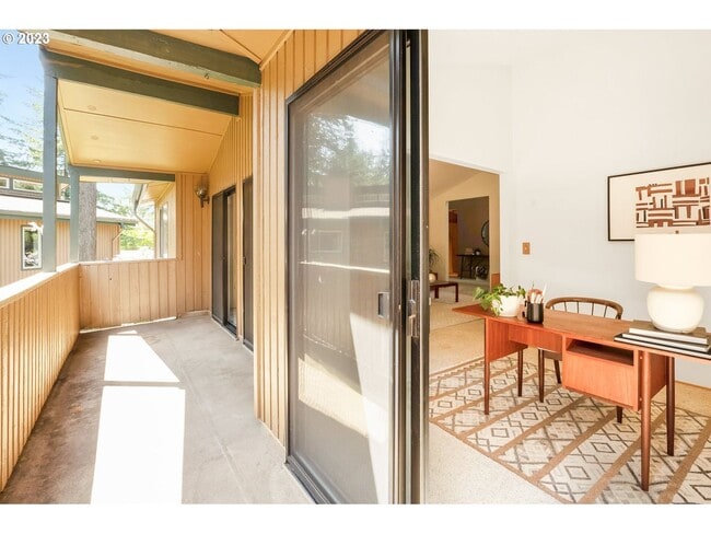 Building Photo - 2Bd/2Ba Second Floor Condo in SE with Washer & Dryer, 2 Car Dethatched Garage and a Serene Courty...