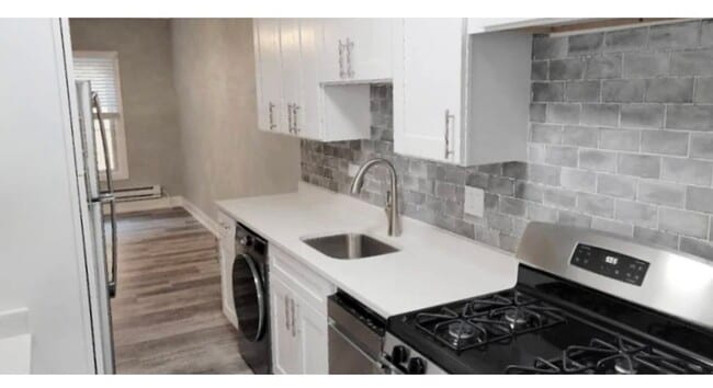 Building Photo - 730 W Roscoe St