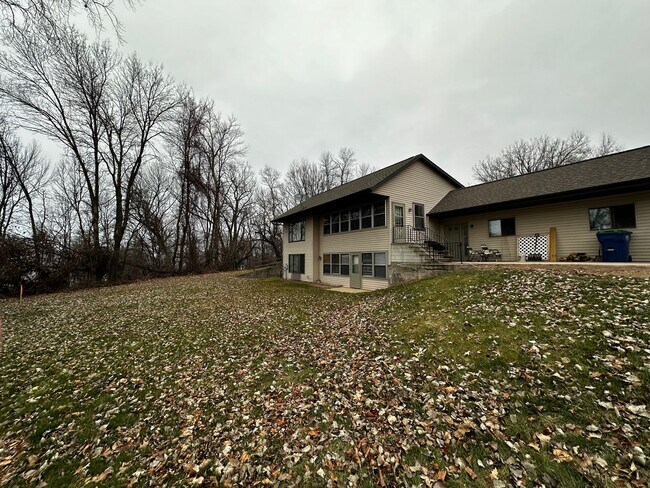 Building Photo - E432 Bay Ln