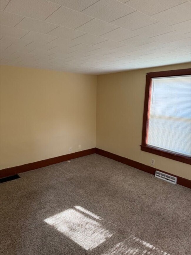Building Photo - 2 Bedrooms & 1 Bathroom in Barberton (West...