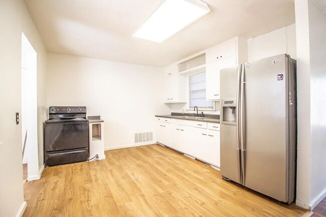 Building Photo - Updated 3 Bedroom Home for Rent in Central...