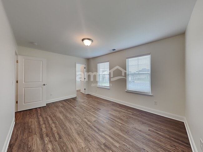 Building Photo - 2015 Bennett Dr