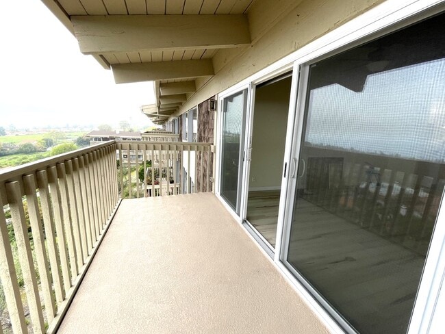 Building Photo - Ocean view updated 2 bed, 2 bath  condo in...