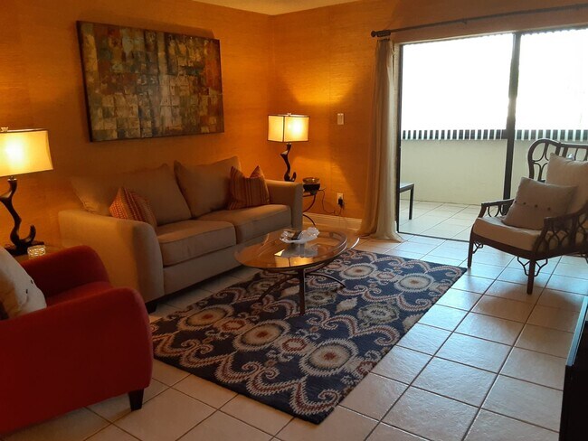 Building Photo - Seasonal/short term ONLY  Nicely renovated 2/2 condo across the street from LIDO BEACH!