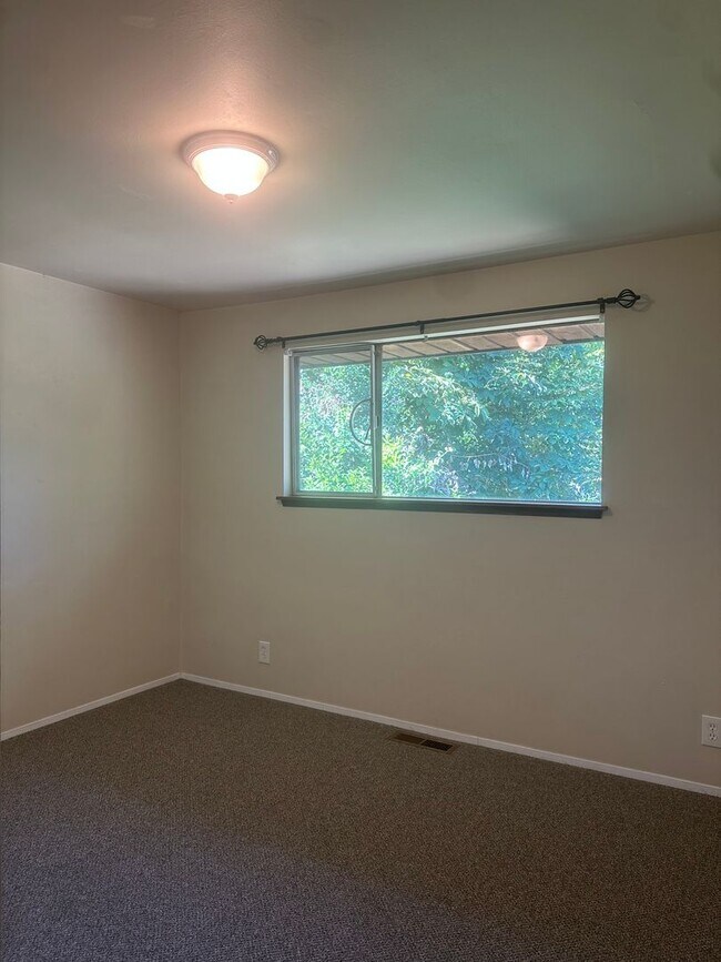 Building Photo - Updated 3-Bedroom Home with Deck & Garage in Mountlake Terrace!!!