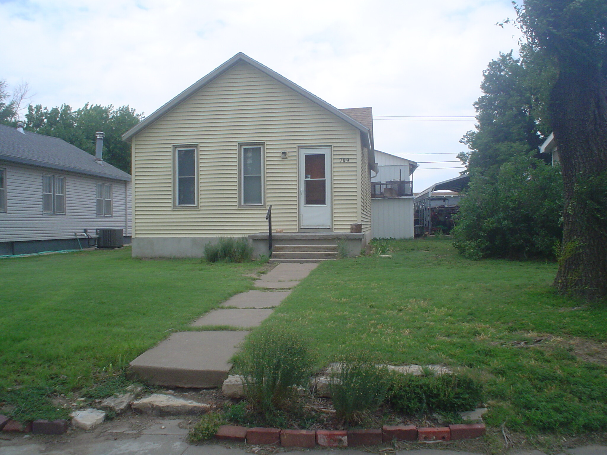 Building Photo - 709 Main St